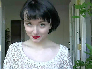 hd solo female brunette
